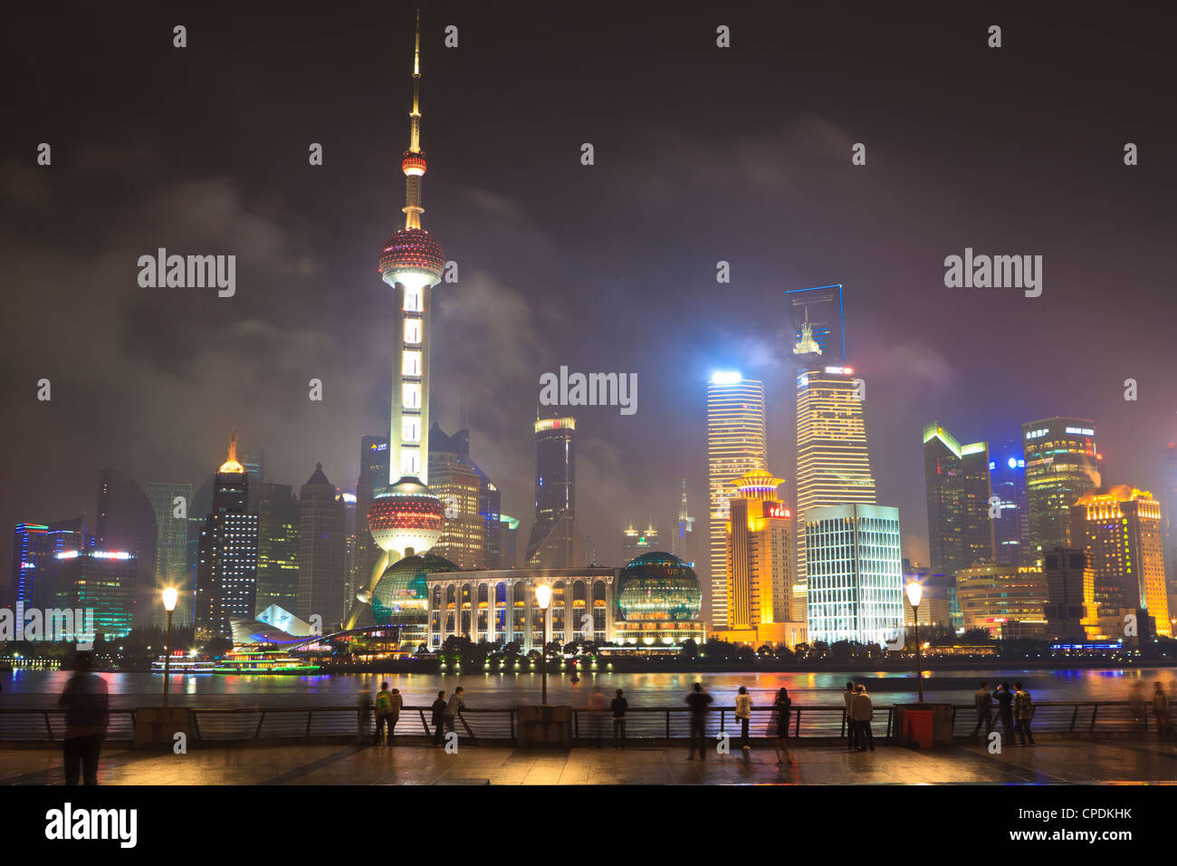 Pudong-Skyline bei Nacht über den Huangpu-Fluss, Oriental Pearl Tower auf Links, Shanghai, China, Asien Stockfoto