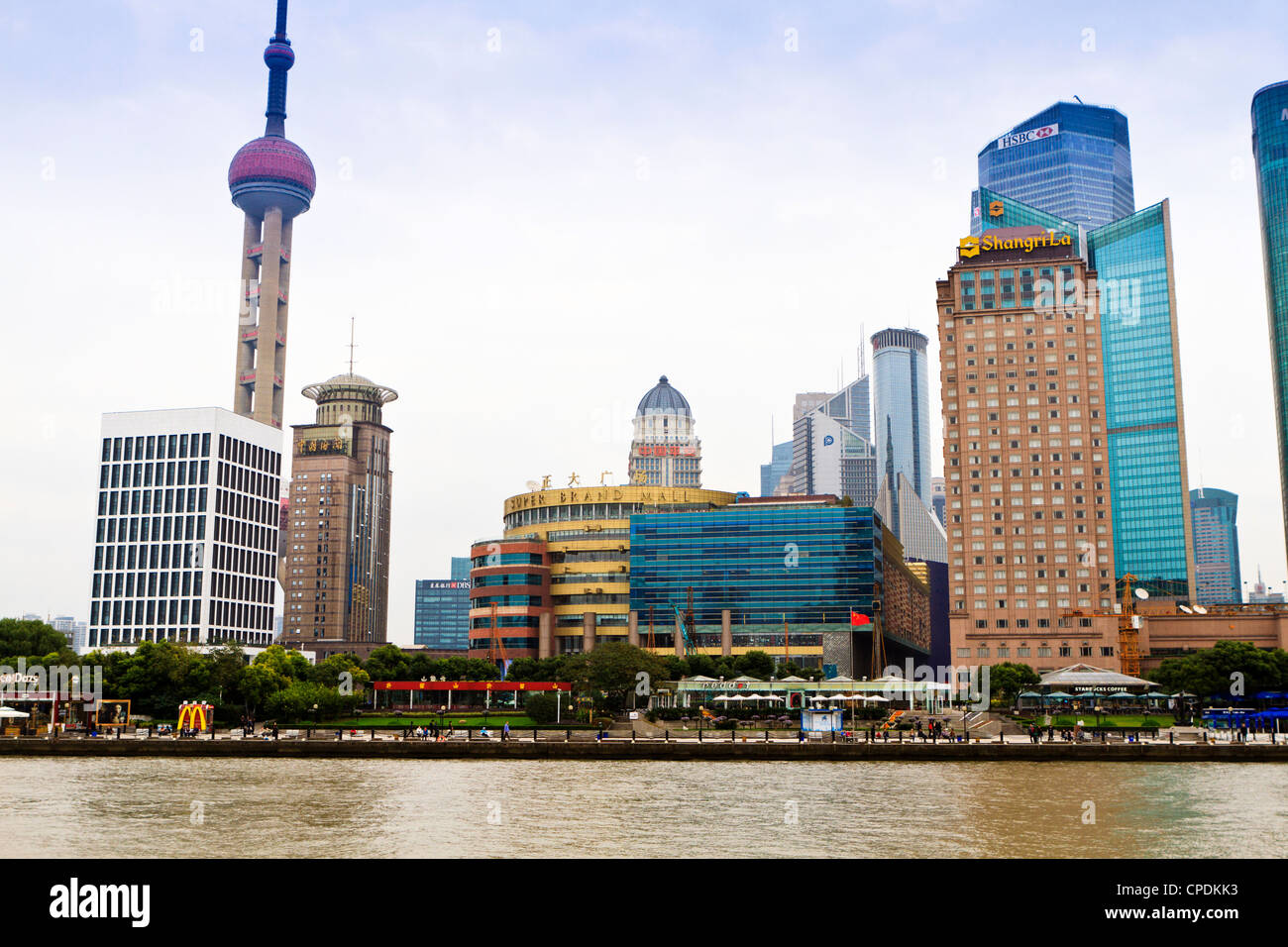 Skyline von Pudong über den Huangpu-Fluss, Oriental Pearl Tower auf Links, Shanghai, China, Asien Stockfoto