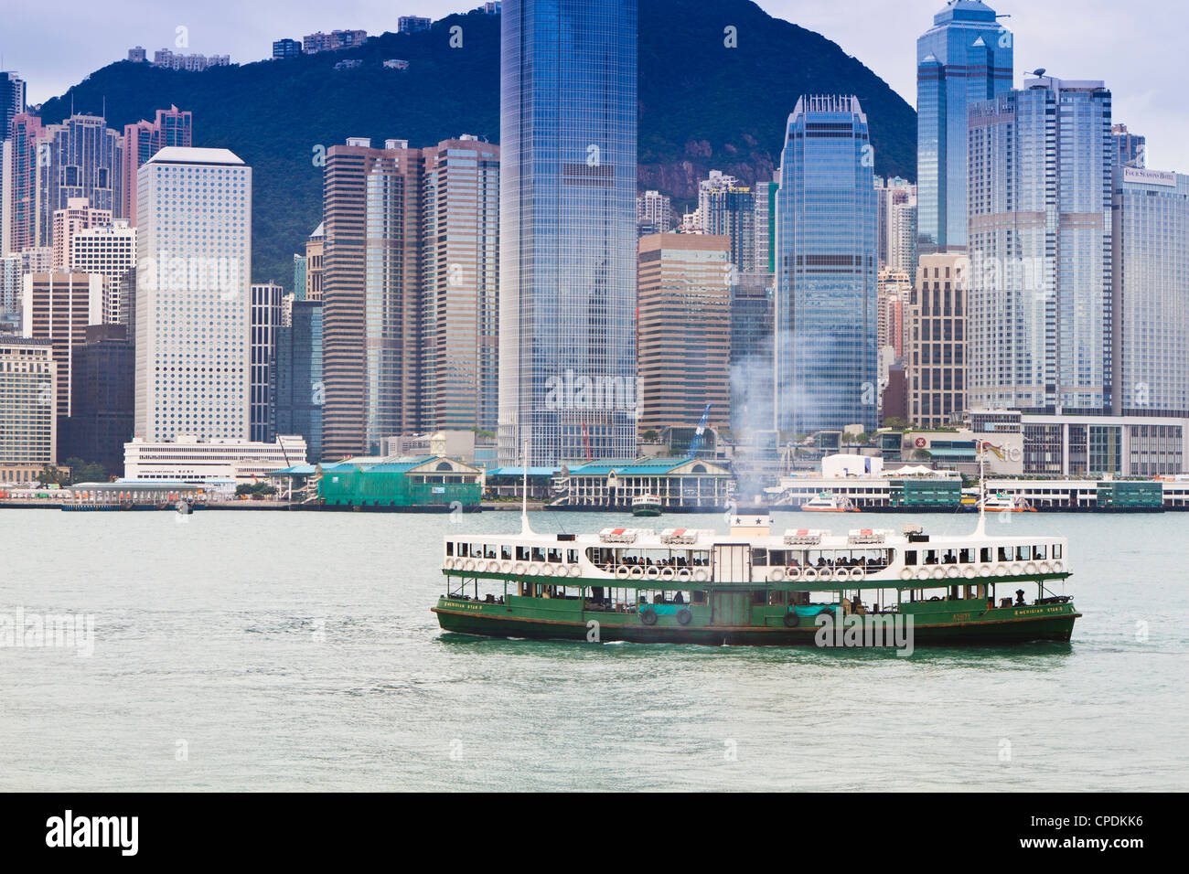 Star Fähre überquert Victoria Harbour mit Skyline von Hong Kong Island hinter, Hong Kong, China, Asien Stockfoto