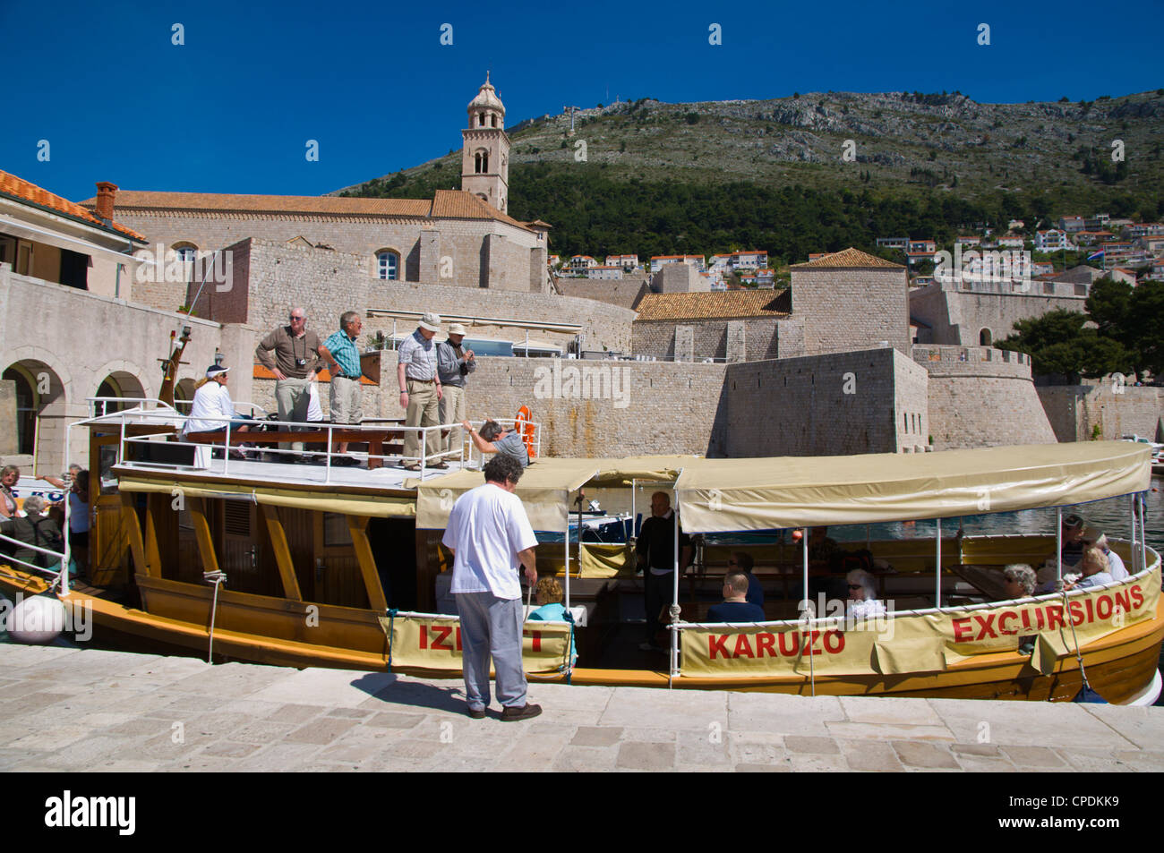 Touristischen sightseeing cruise Tourenboot alten Hafen außerhalb Grad Stadt Dubrovnik Altstadt Dalmatien Kroatien Europa Stockfoto