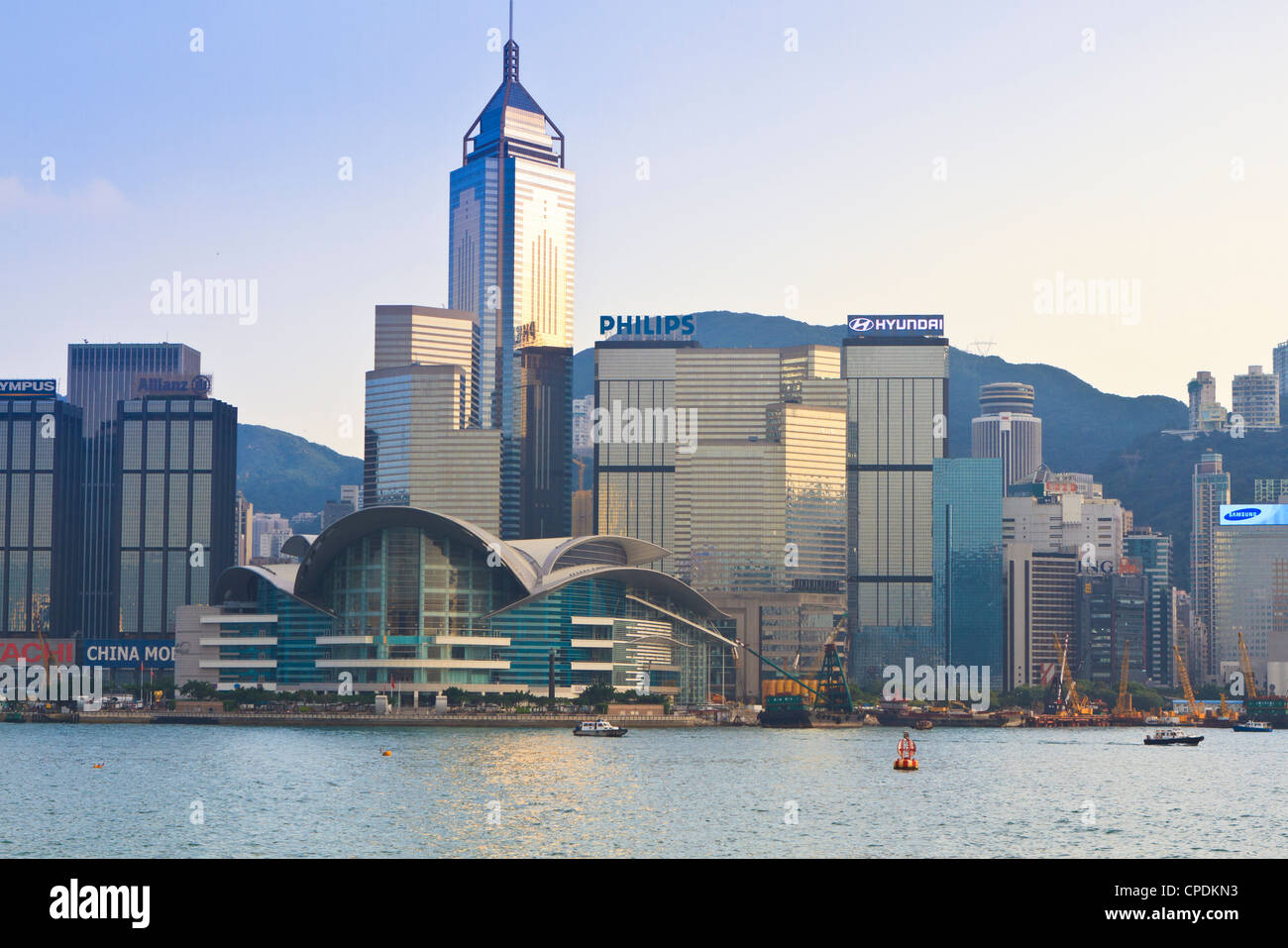 Hong Kong Convention Centre und Skyline von Hong Kong Island, Hongkong, China, Asien Stockfoto