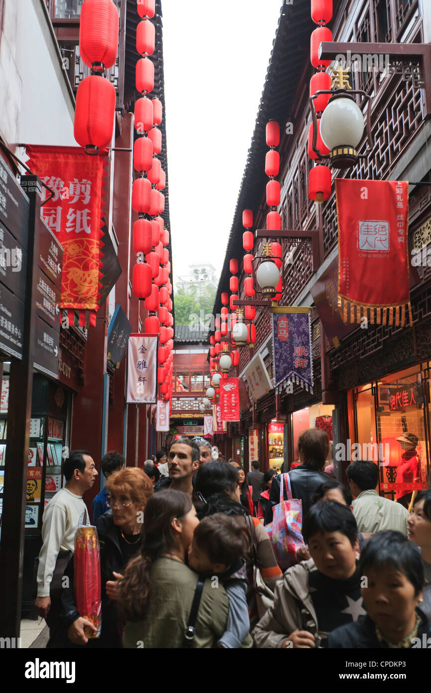 Einkaufen in Yu Yuan (Yu) Bazaar, Shanghai, China, Asien Stockfoto