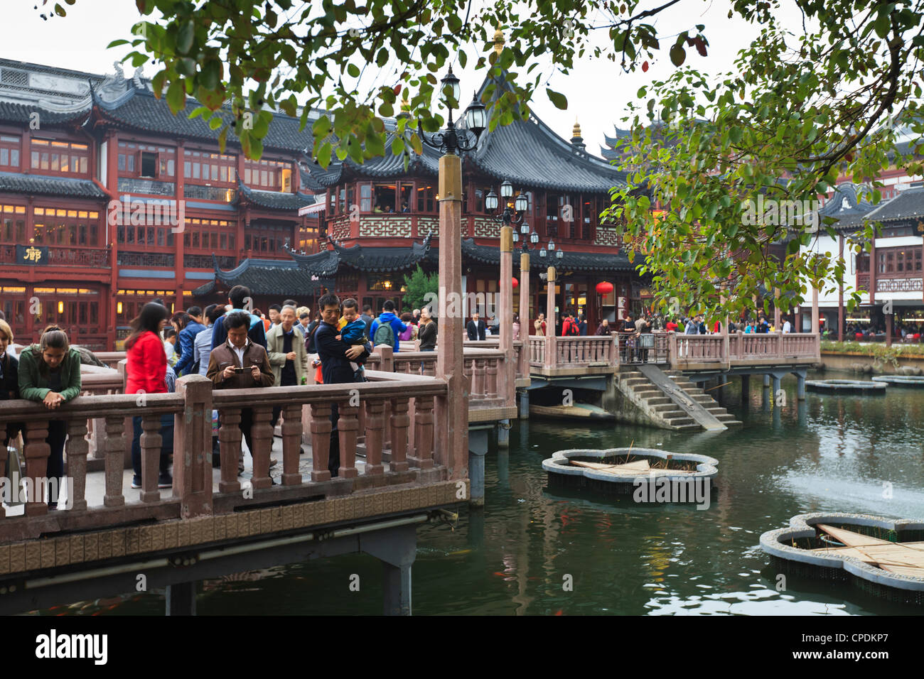 Zick-Zack-Brücke von neun Drehungen, Yu Yuan (Yu) Bazaar, Shanghai, China, Asien Stockfoto