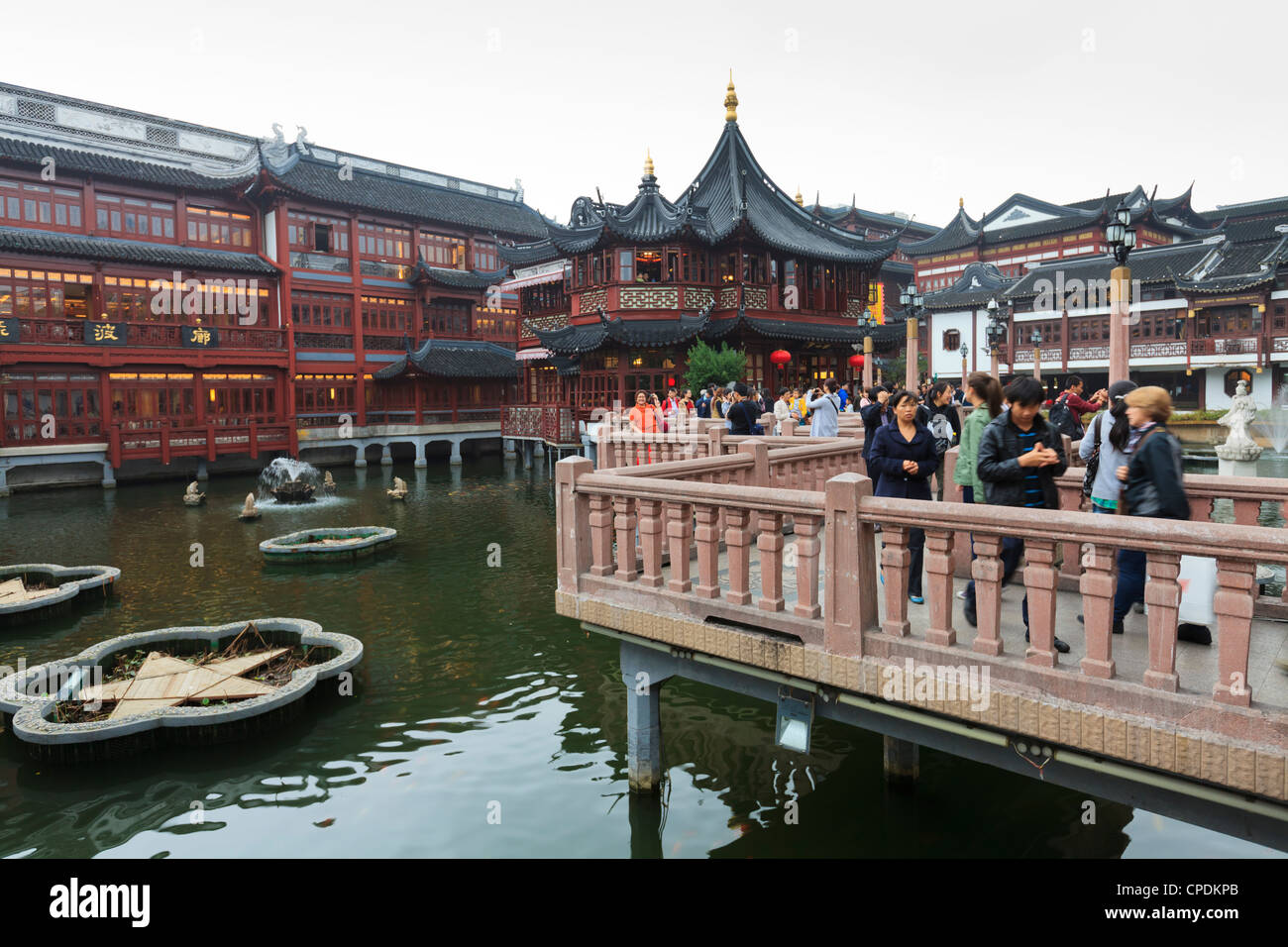 Zick-Zack-Brücke von neun Drehungen, Yu Yuan (Yu) Bazaar, Shanghai, China, Asien Stockfoto