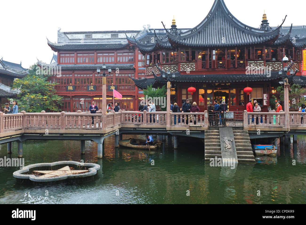 HU-Xing-Ting-Teehaus und Zick-Zack-Brücke von neun Drehungen, Yu Yuan (Yu) Bazaar, Shanghai, China, Asien Stockfoto