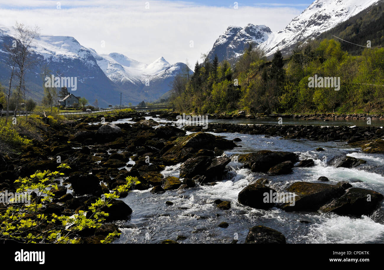 Blick flussaufwärts, Olden, Norwegen Stockfoto
