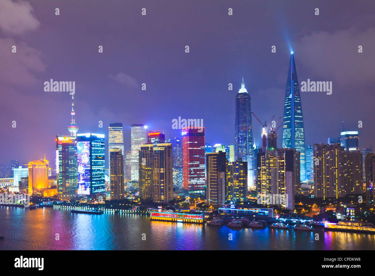 Pudong-Skyline bei Nacht über den Huangpu-Fluss, Shanghai, China, Asien Stockfoto
