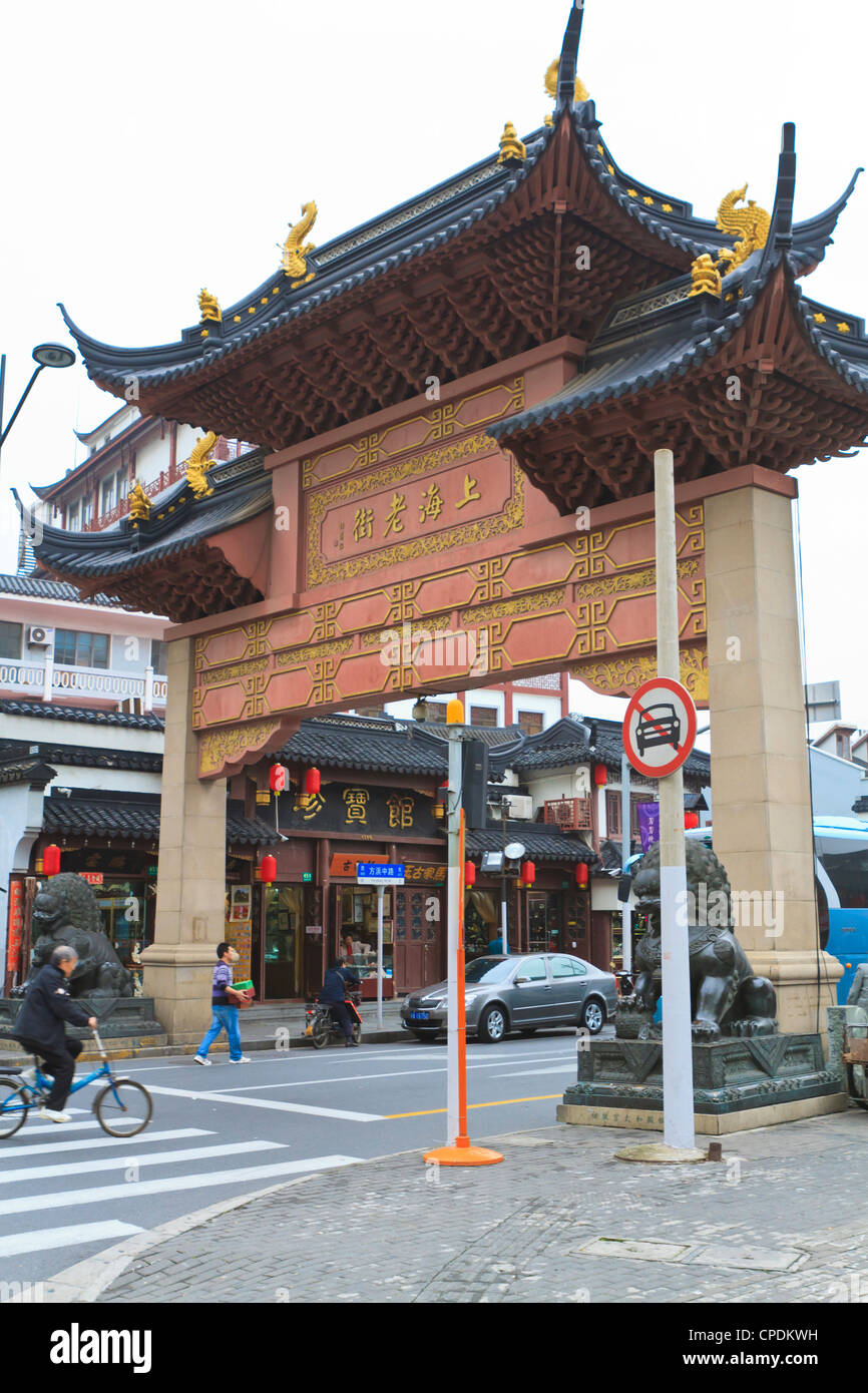 Traditionelles chinesisches Tor auf Shanghai Old Street, einem restaurierten traditionellen Viertel, Nanshi, Shanghai, China, Asien Stockfoto