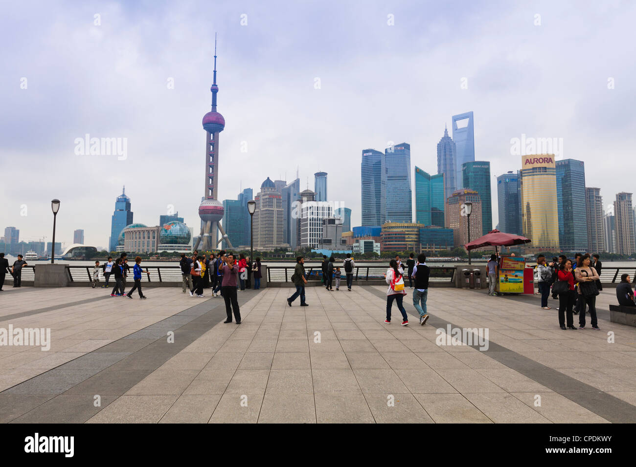 Fußgänger und Touristen auf den Bund, die futuristische Skyline von Pudong über den Huangpu-Fluss über Shanghai, China, Asien Stockfoto
