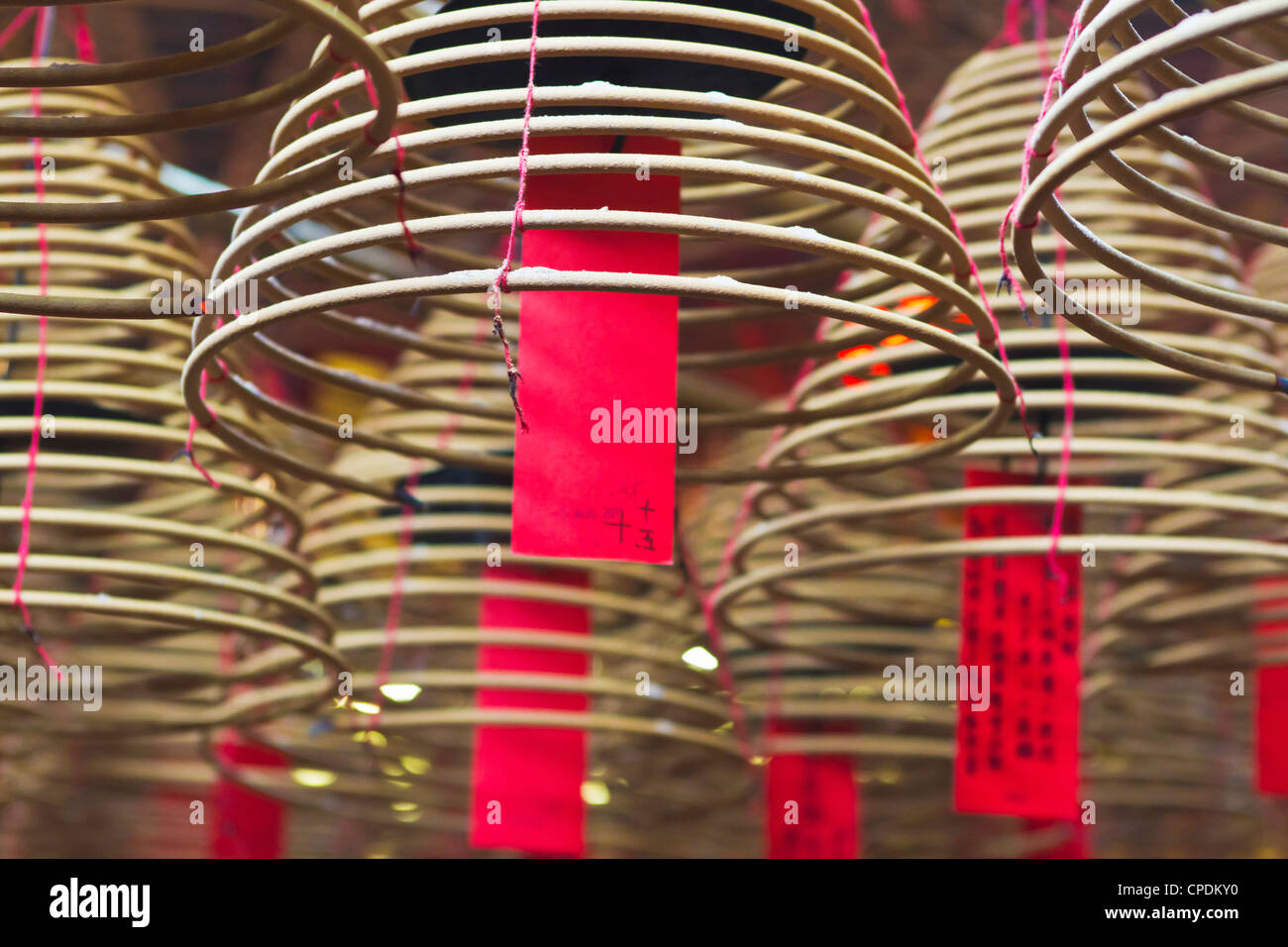 Weihrauch, Spulen und Gebete geschrieben am rot-Tags in den Man Mo Tempel, Hong Kong, China, Asien Stockfoto