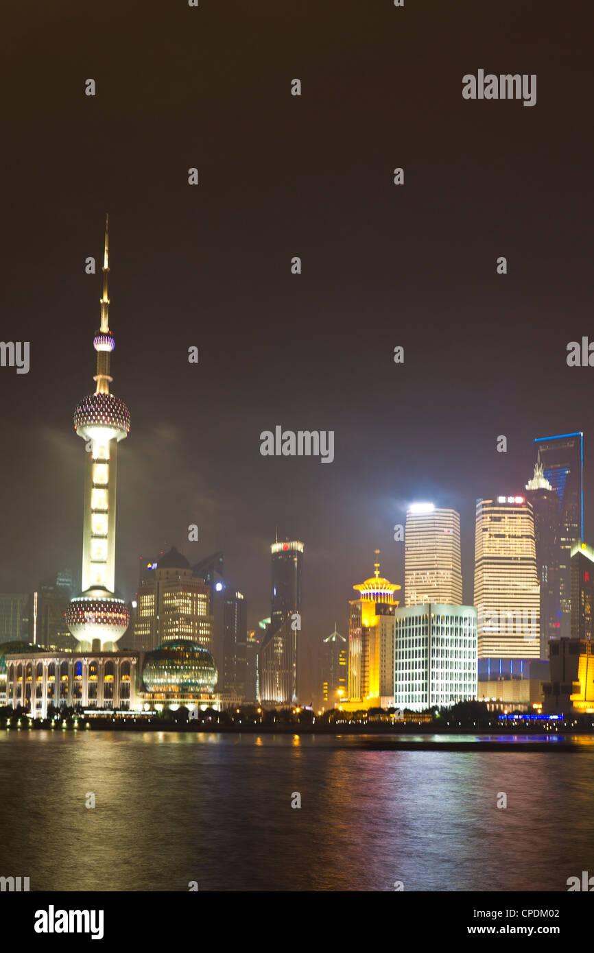 Finanzdistrikt Pudong und Oriental Pearl Tower über den Huangpu-Fluss, Shanghai, China, Asien Stockfoto