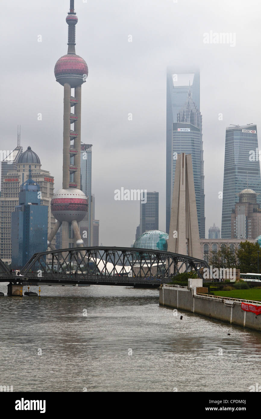 Suzhou Creek und die Waibaidu Brücke mit Blick auf Pudong Skyline, Shanghai, China, Asien Stockfoto