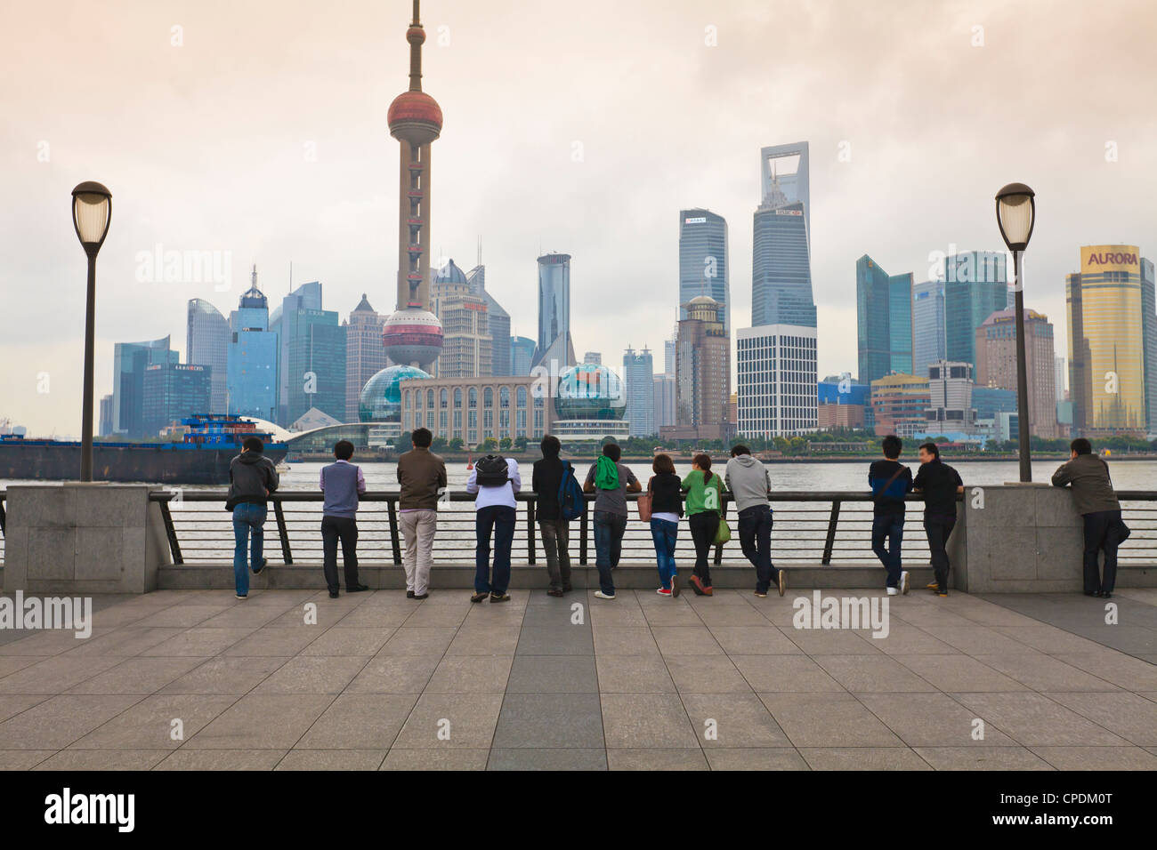 Besucher dieser Seite die Skyline von Pudong und der Oriental Pearl Tower vom Bund, Shanghai, China, Asien Stockfoto