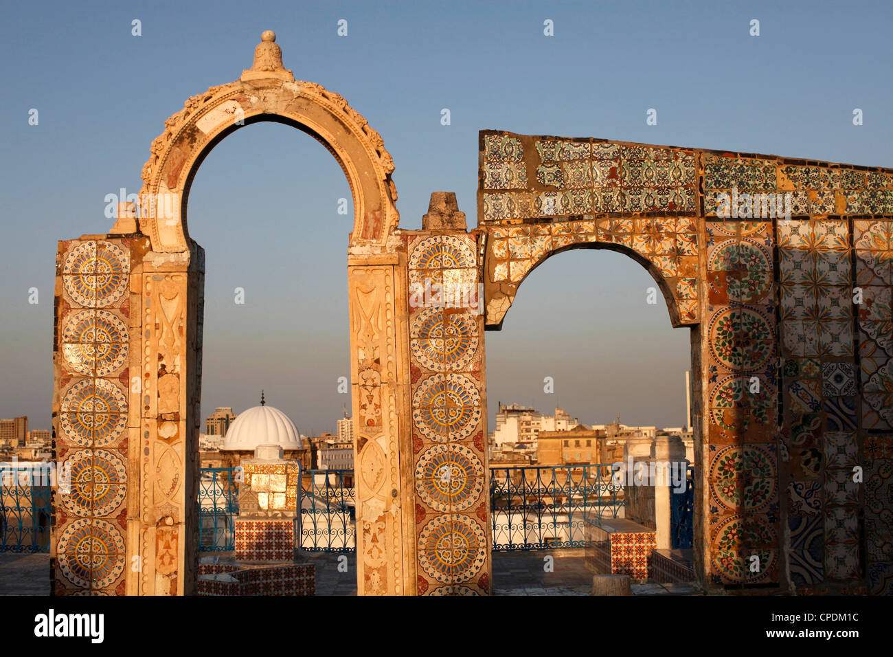 Tunis-Stadt gesehen von einem Medina Dach, Tunis, Tunesien, Nordafrika, Afrika Stockfoto