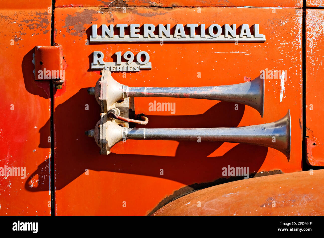 Clunes Australien / Drucklufthörner einer R 190 Serie International Truck  auf dem Display an einem Oldtimer-show Stockfotografie - Alamy