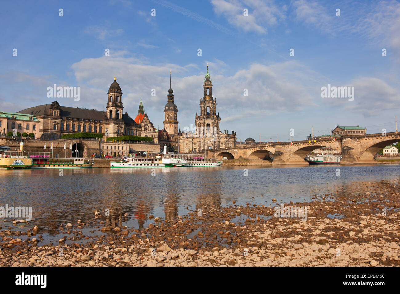 Kreuzfahrtschiffe in am Fluss Elbe, Dresden, Sachsen, Deutschland, Europa Stockfoto
