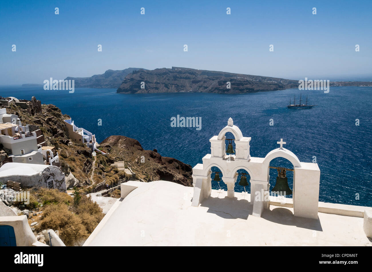 Glocken der Kirche in einem Dorf auf der griechischen Insel Santorini, Griechenland mit Blick auf die caldera Stockfoto