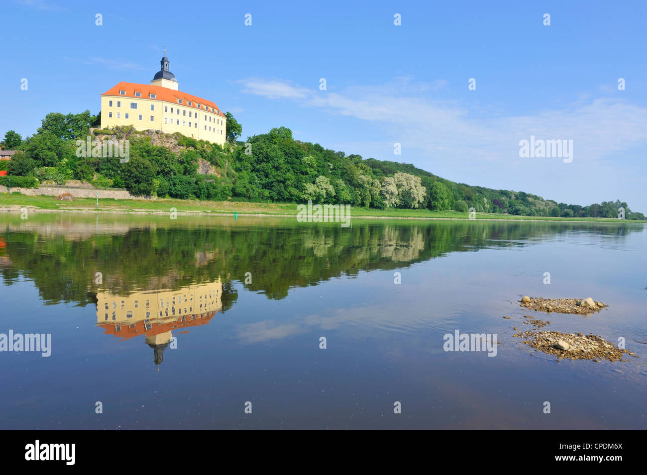 Schloss Hirschstein spiegelt sich in den Fluss Elbe, Niedersachsen, Deutschland, Europa Stockfoto