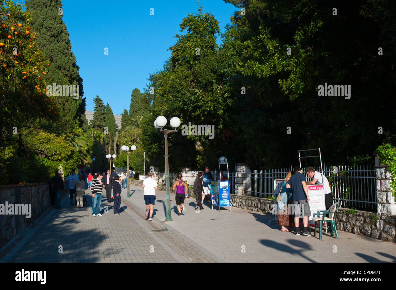 Setaliste Kralja Zvonimira Promenade führt an den Strand Lapad Bezirk Stadt Dubrovnik Dalmatien Kroatien Europa Stockfoto