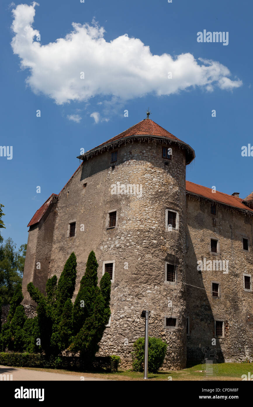 Das Frankopan Schloss, erbaut im 16. Jahrhundert in der Nähe die Schlucht des Flusses Dobra, Ogulin, Karlovac Grafschaft, Kroatien, Europa Stockfoto