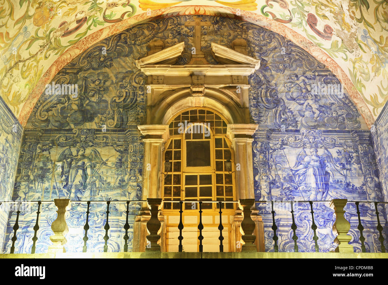 Porta da Vila Oratorium, in dem Stadttor, dekoriert mit Azulejo-Fliesen, Nachtbeleuchtung, Obidos, Estremadura, Portugal Stockfoto