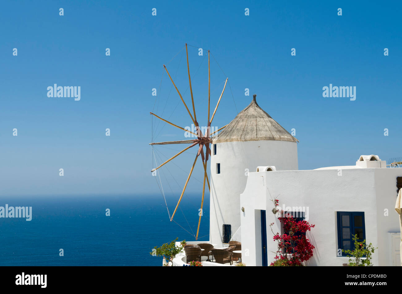 Weiße Mühle im Dorf Oia, Santorini, Griechenland mit Blick auf das Meer Stockfoto
