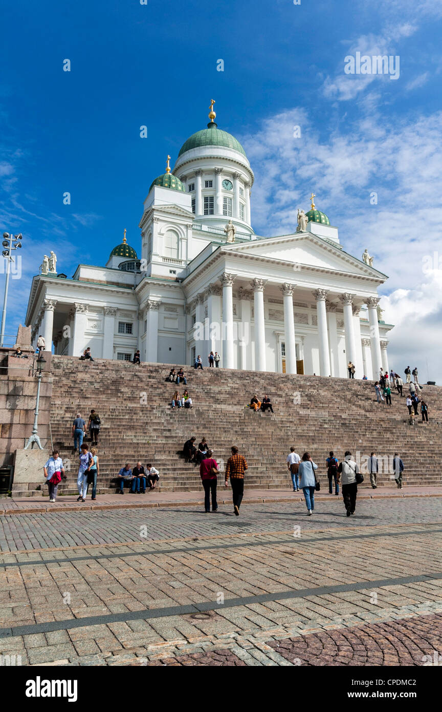 Dom von Helsinki, Senatsplatz, Helsinki, Finnland, Skandinavien, Europa mit Touristen im Sommer Stockfoto