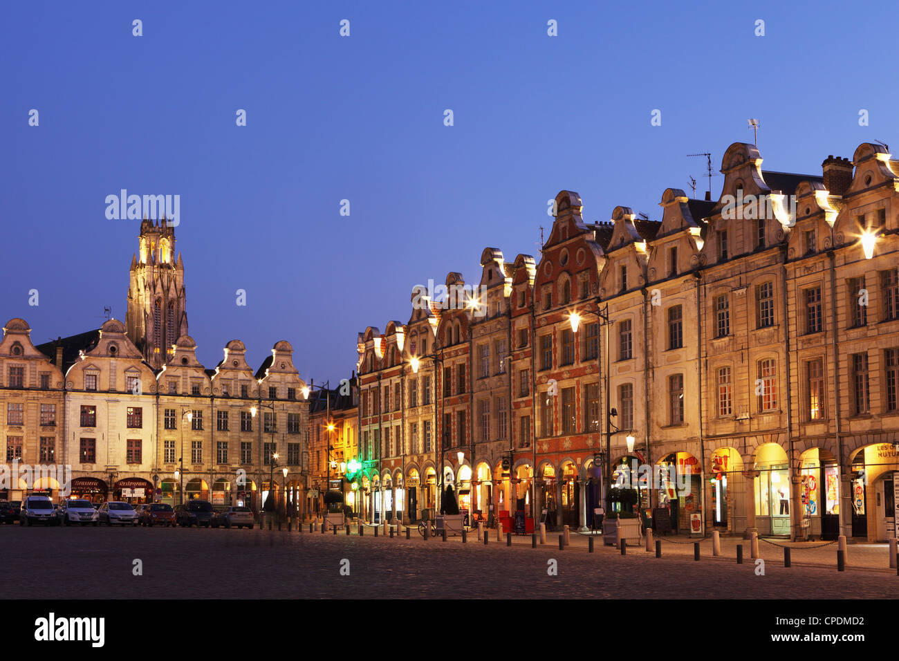 Flämischen Barock-Architektur in der Nacht auf Petite-Platz (Platz des Heros), Arras, Nord-Pas-de-Calais, Frankreich, Europa Stockfoto