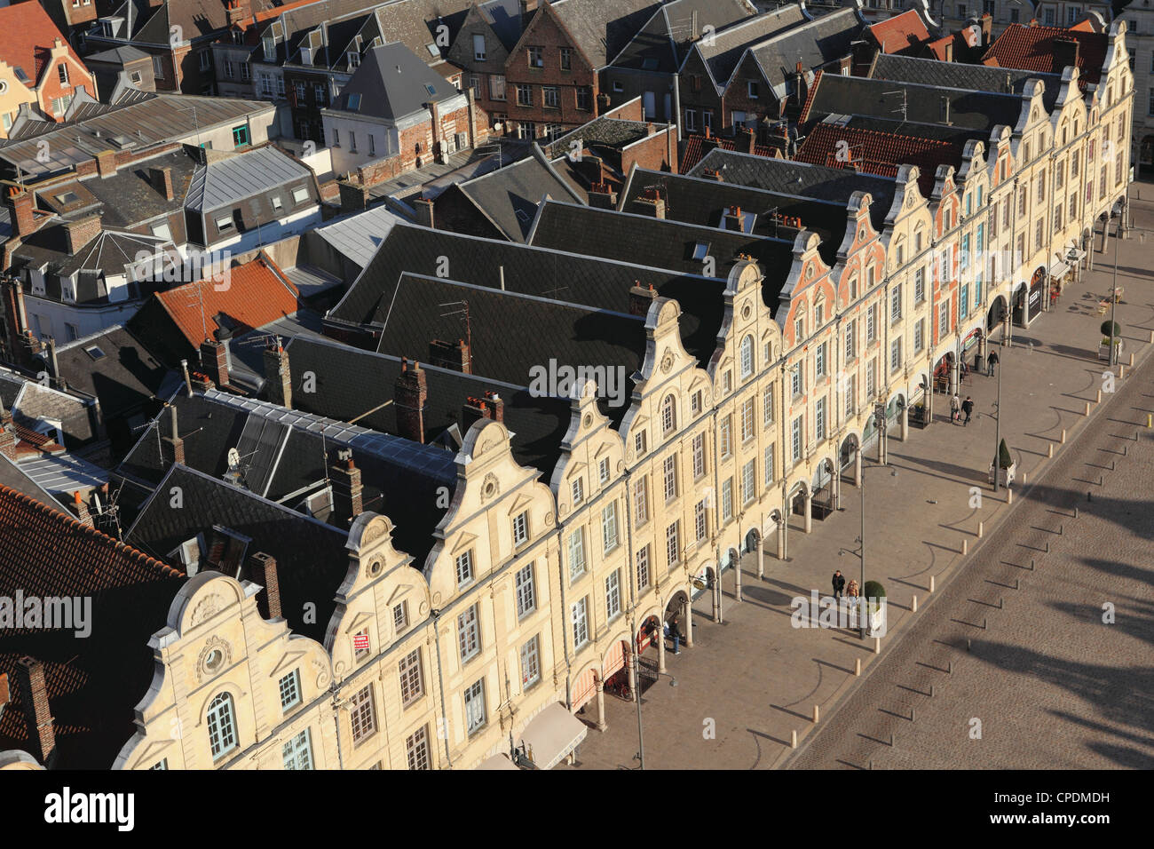 Dächer und flämischen Barock Fassaden blicken auf Petite-Platz (Platz des Heros), Arras, Nord-Pas-de-Calais, Frankreich, Europa Stockfoto