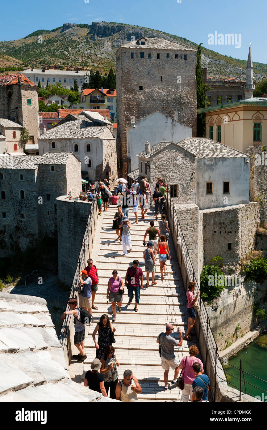 Touristen auf Stari Most (alte Brücke), UNESCO-Weltkulturerbe, Mostar, Gemeinde von Mostar, Bosnien und Herzegowina, Europa Stockfoto