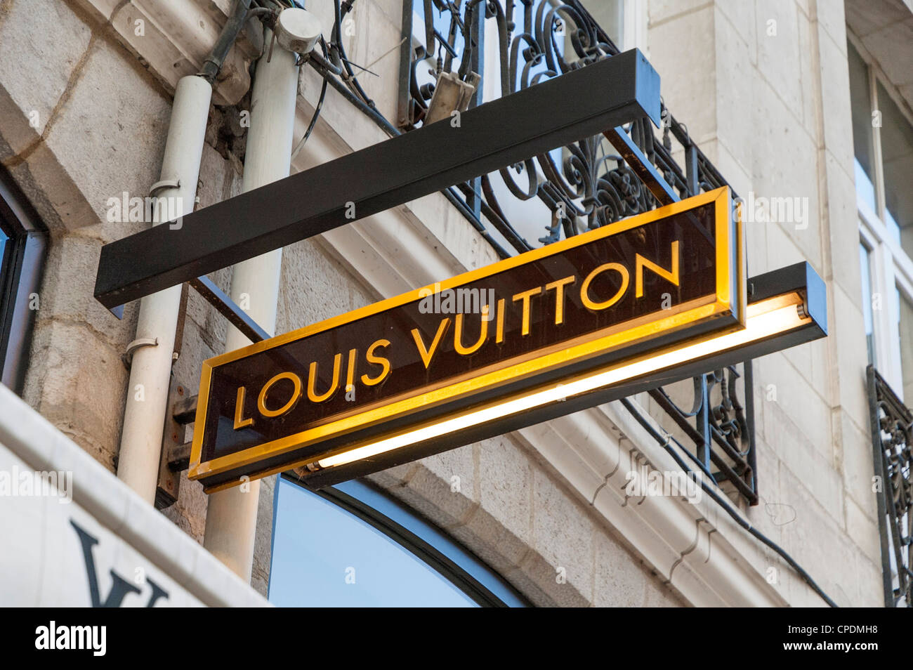 Berühmte französische Mode Haus Louis Vuitton Schilder, Frankreich, Europa  Stockfotografie - Alamy