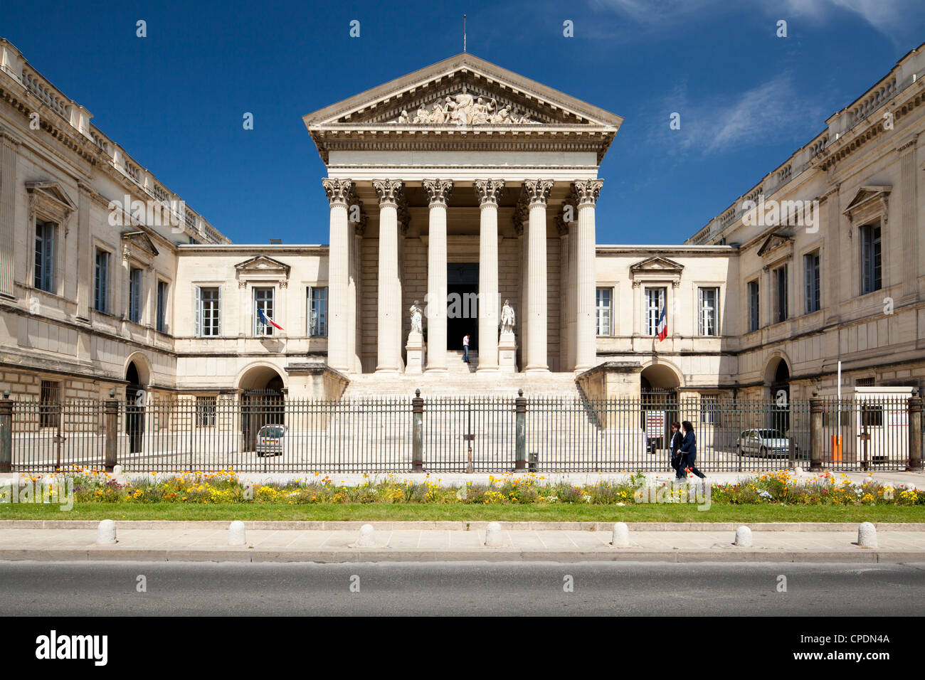 Der neoklassizistische Palais de Justice, Rue Foch, Montpellier, Languedoc-Roussillon, Frankreich, Europa Stockfoto