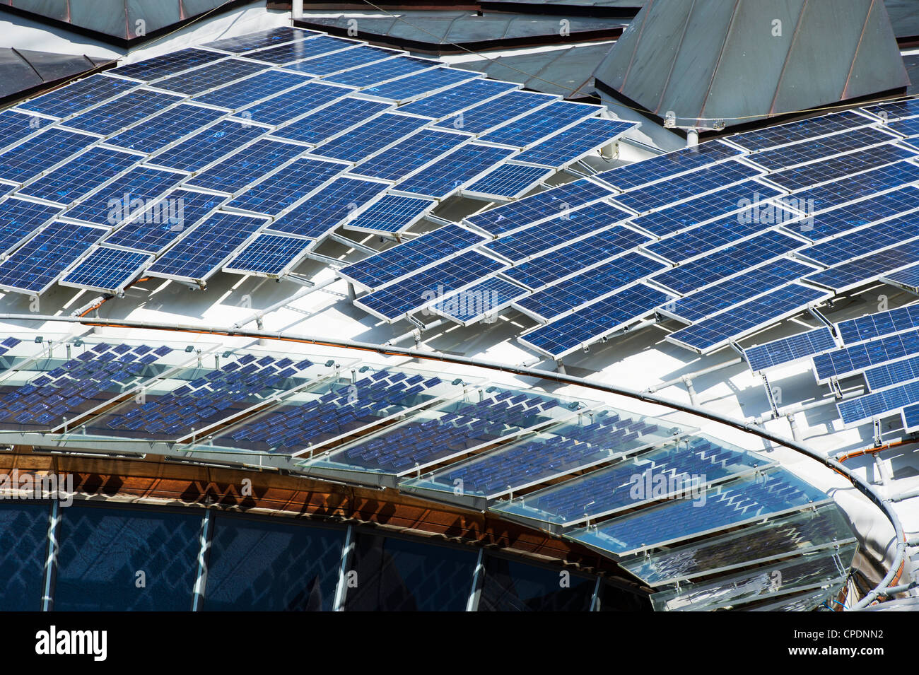 Der Kern Dach Sonnenkollektoren, Eden Project, Cornwall, England Stockfoto