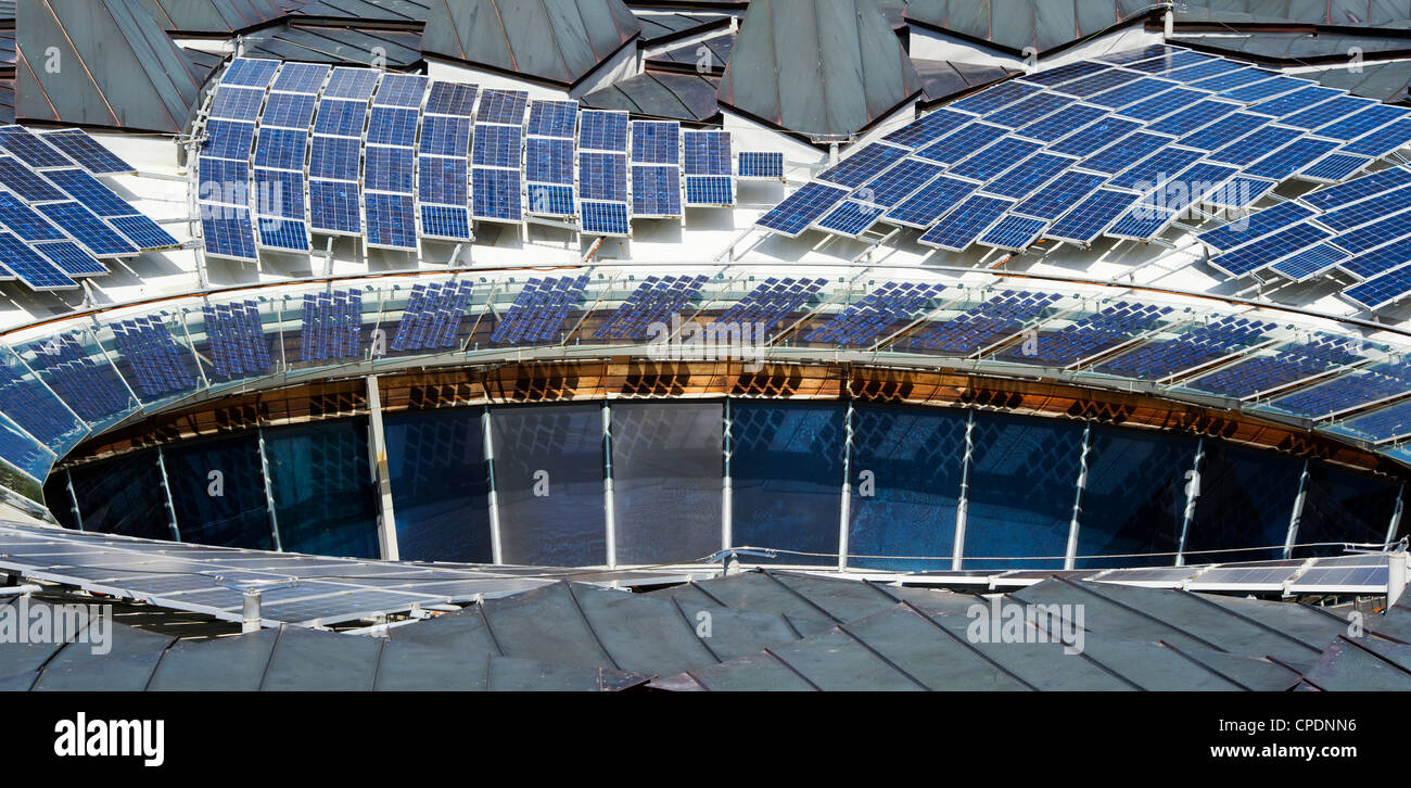 Der Kern Dach Sonnenkollektoren, Eden Project, Cornwall, England Stockfoto