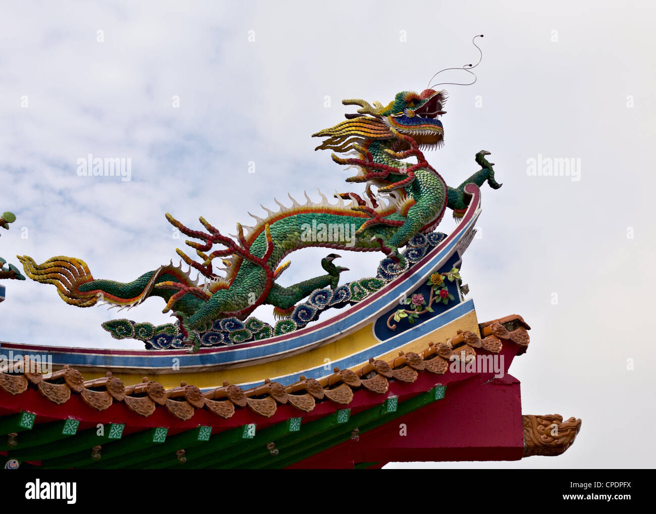 Chinesische Drachen auf dem Dach des Thean Hou Tempel, Kuala Lumpur, Malaysia. Stockfoto
