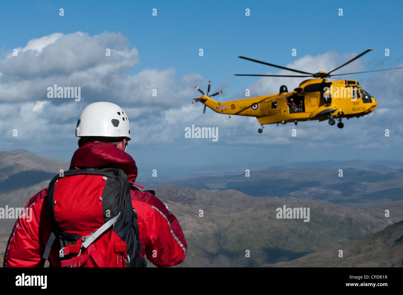 Aberglaslyn Mountain Rescue Team RAF Hubschrauber hilfeersuchenden in Snowdonia Stockfoto