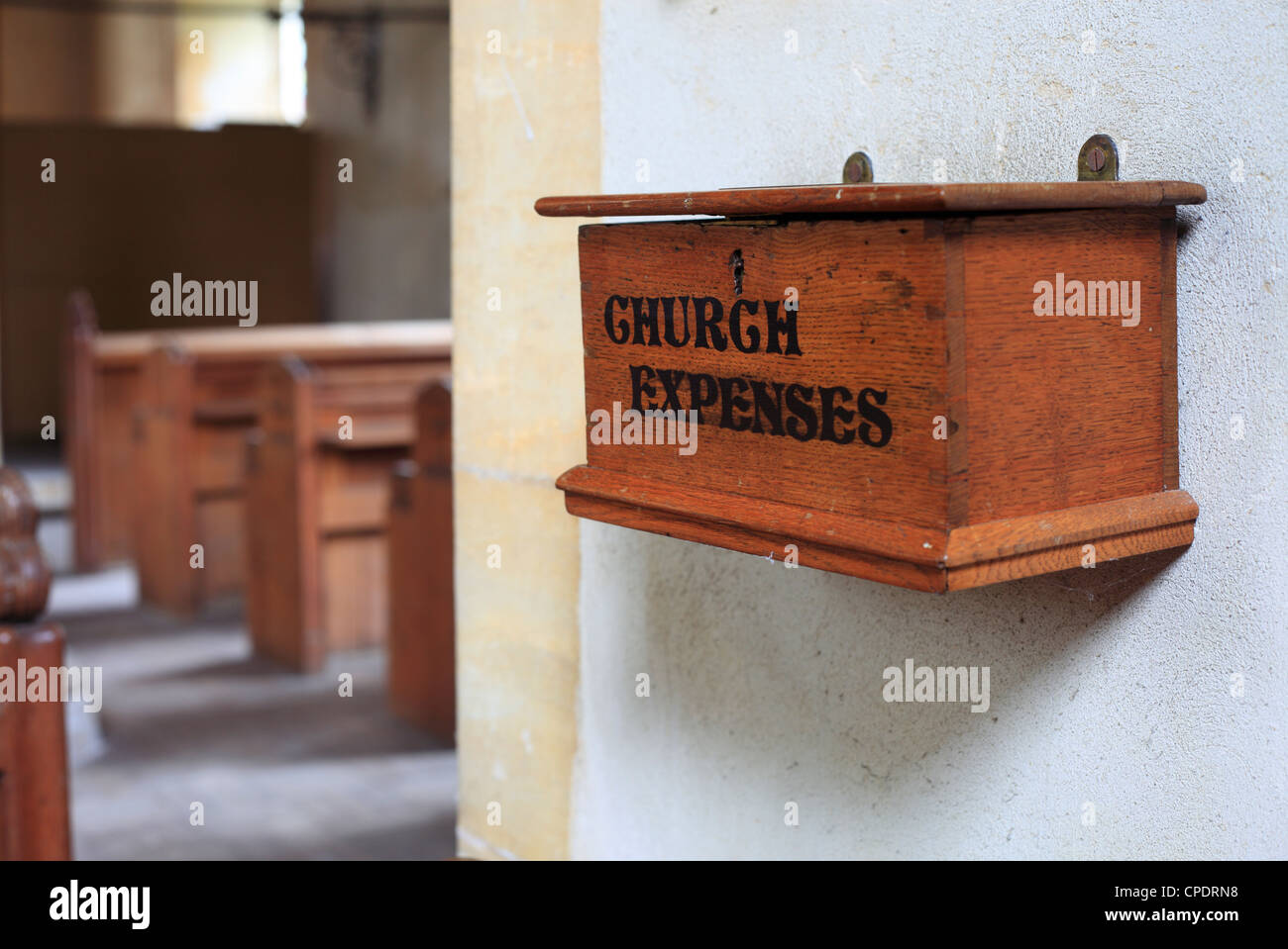 Hölzerner Kasten markiert "Kirche Sammlungen" in der Shernborne Kirche in Norfolk. Stockfoto