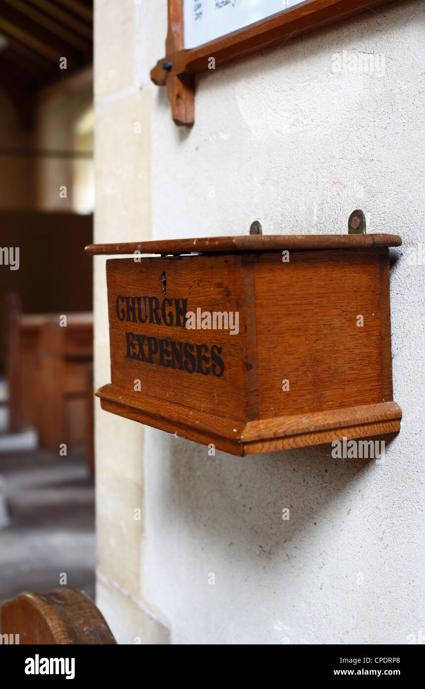 Hölzerner Kasten markiert "Kirche Sammlungen" in der Shernborne Kirche in Norfolk. Stockfoto