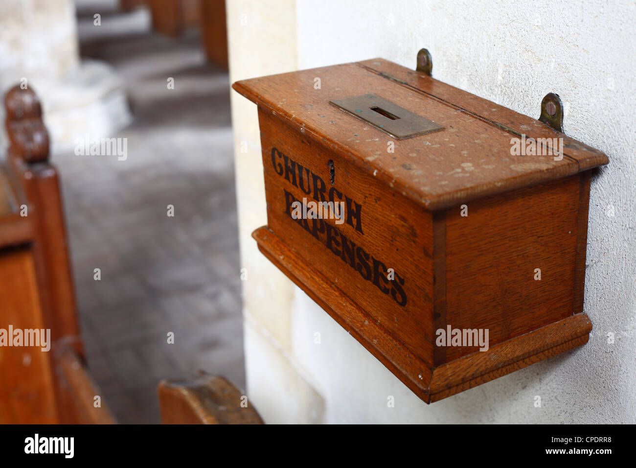 Hölzerner Kasten markiert "Kirche Sammlungen" in der Shernborne Kirche in Norfolk. Stockfoto