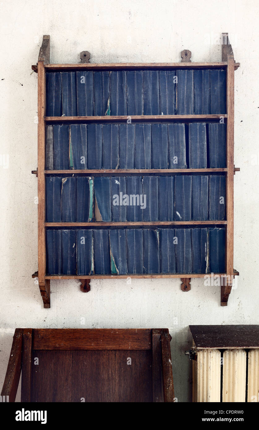 Bücherregal im Inneren eine Landkirche hält das Book Of Common Prayer. Stockfoto