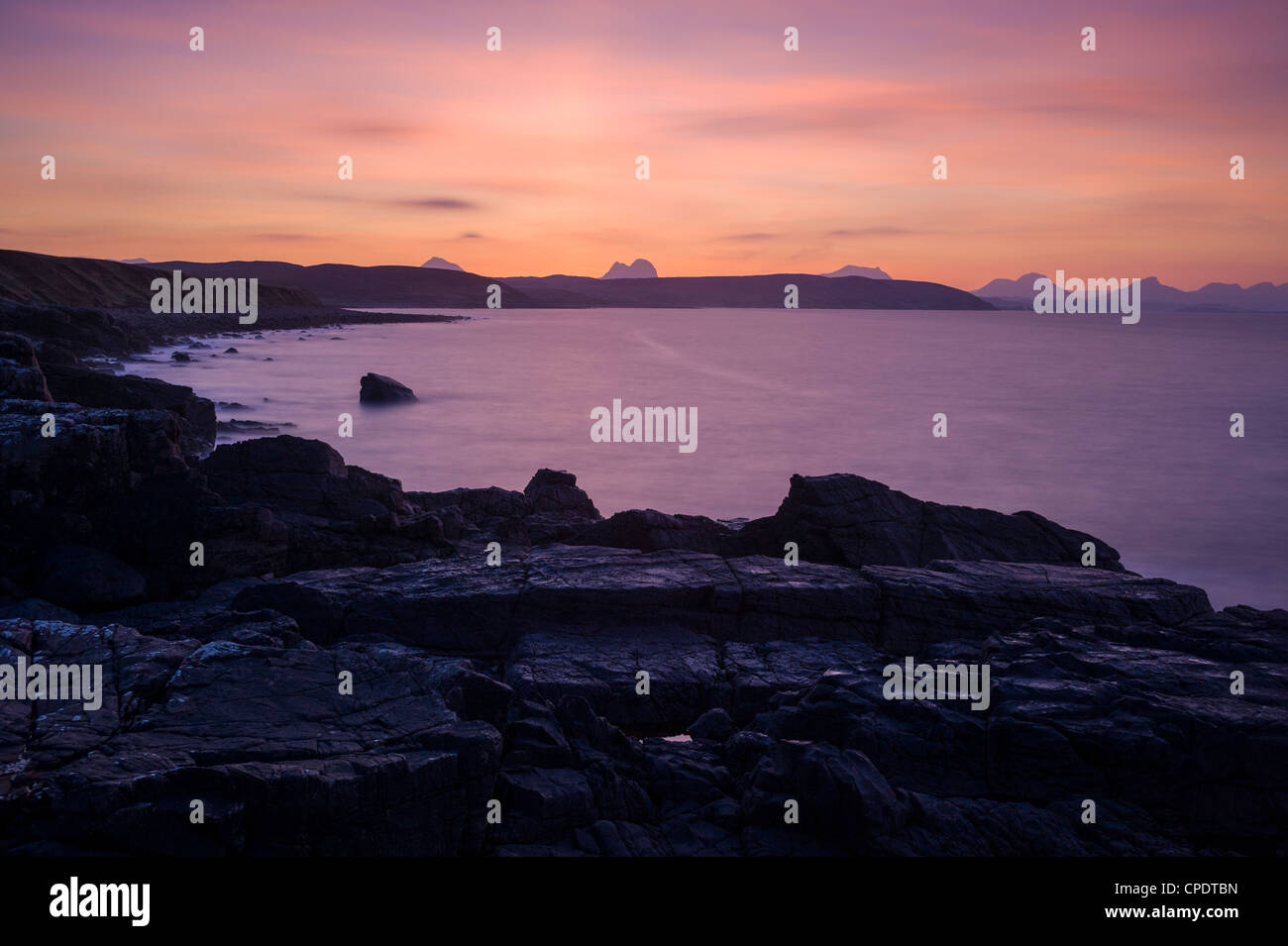 Die Berge von Inverpolly von Stoner Leuchtturm am Sonnenaufgang, Highlands, Schottland, Großbritannien Stockfoto