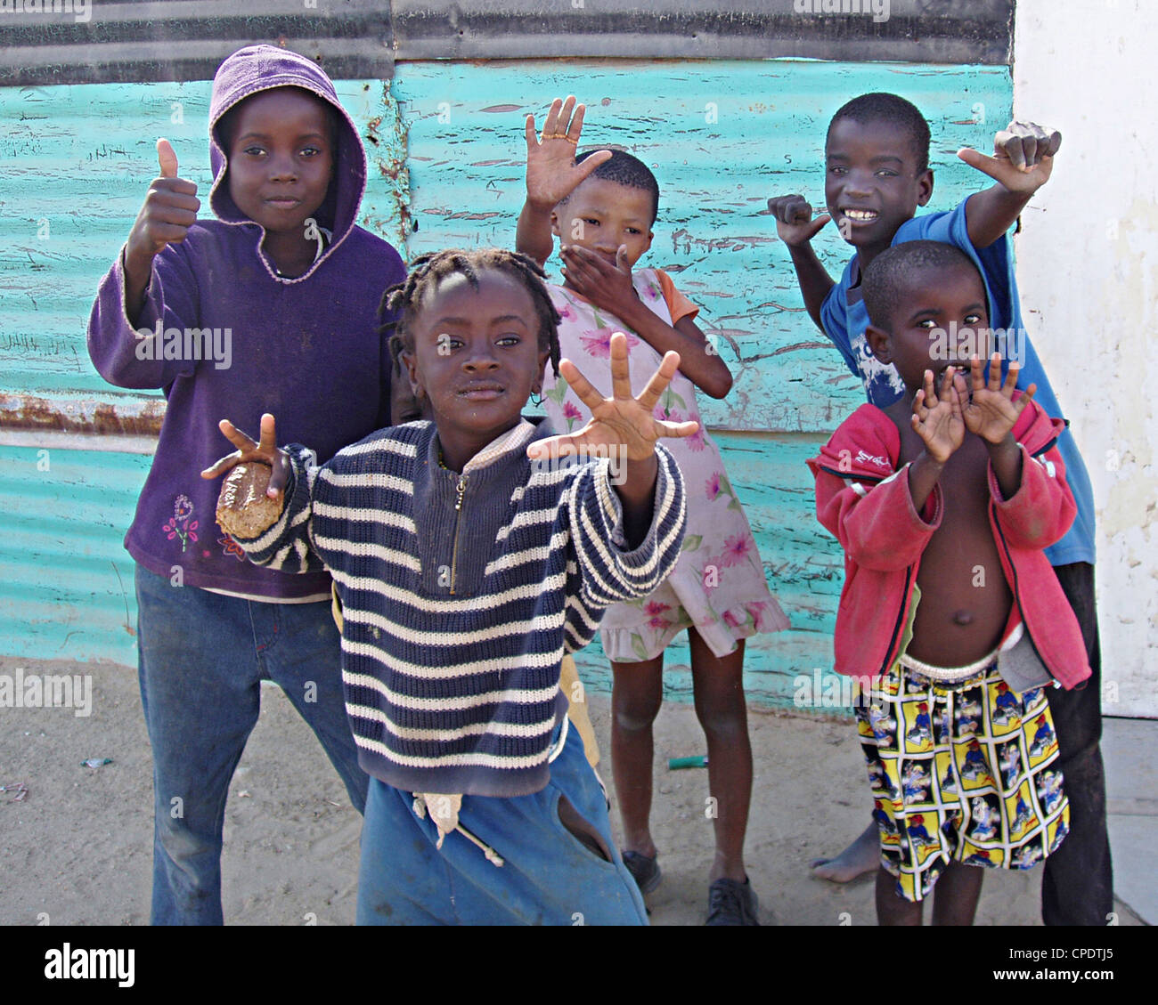 Kinder spielen bis zum Kamera in Mondesa - Township von Swakopmund Stockfoto