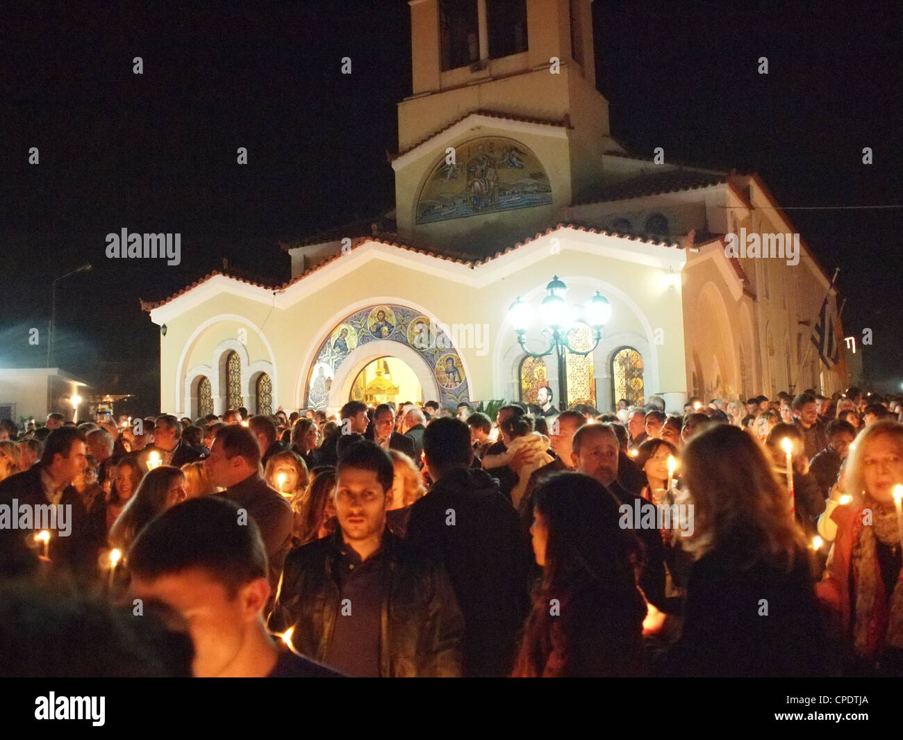 Kundenansturm außerhalb der griechisch-orthodoxen Kirche, Ostern 2012 Stockfoto