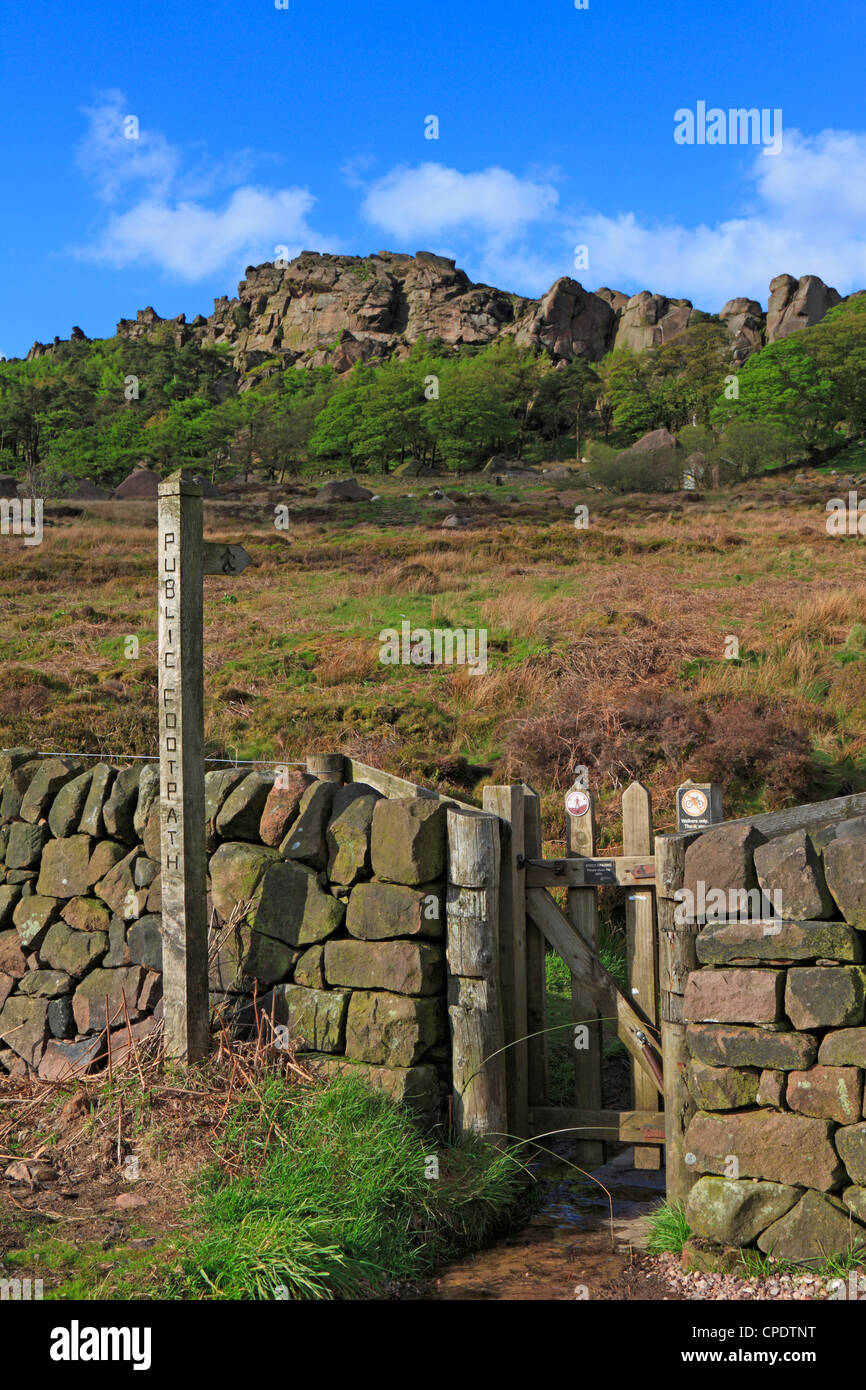 Öffentlichen Wanderweg führt um die Kakerlaken Gritstone Klippen in der Nähe von Lauch, Staffordshire, Peak District National Park, England, UK. Stockfoto