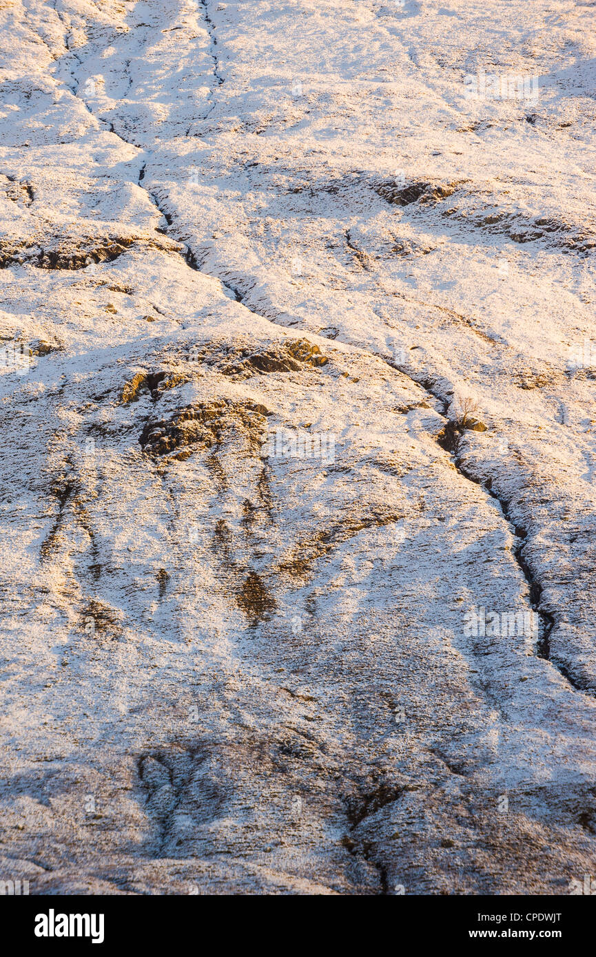 Goldenen Sonnenstrahl auf einem verschneiten bedeckte Berg, Glen Sheil, Highlands, Schottland, Vereinigtes Königreich Stockfoto