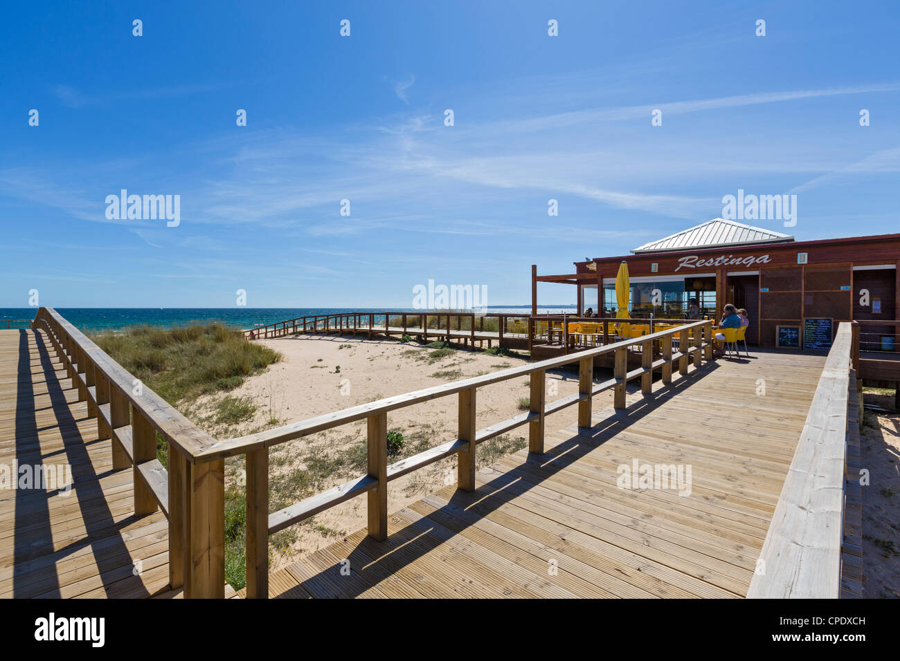 Restaurant am Strand am Praia de Alvor Strand in der Nähe von Portimao, Algarve, Portugal Stockfoto