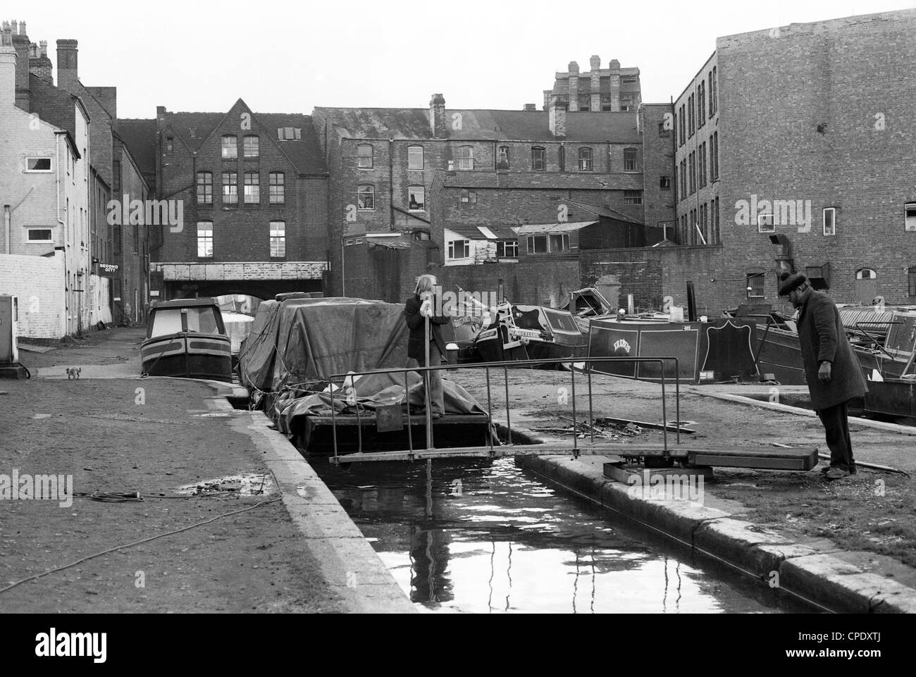 Gas Street Basin in Birmingham UK 1981 Schmalboot auf Kanal Männer ARBEITSBILD VON DAVID BAGNALL Stockfoto