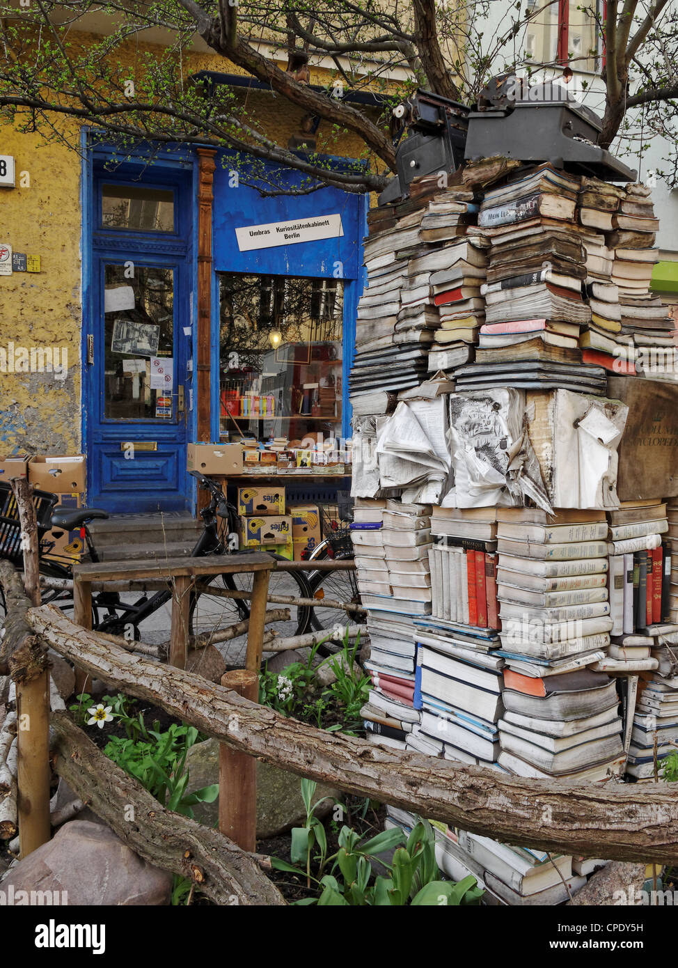 Bücher gestapelt vor einem second-hand Buchladen auf Schönleinstraße,  Kreuzberg, Berlin, Deutschland Stockfotografie - Alamy