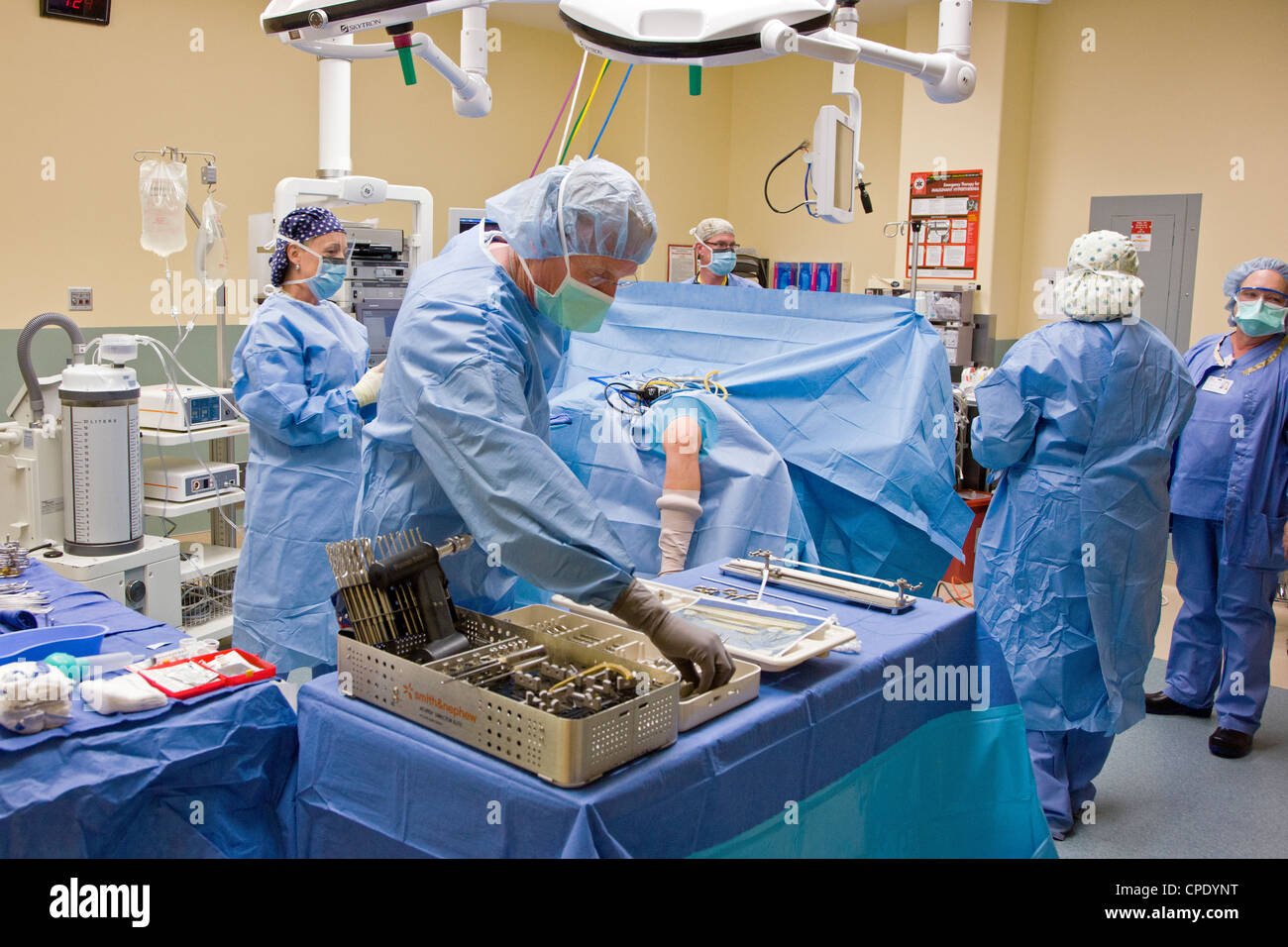 Orthopädischer Chirurg, die Vorbereitung der Patienten für arthroskopische Knieoperation in einer Krankenhaus-OP-Raum-suite Stockfoto
