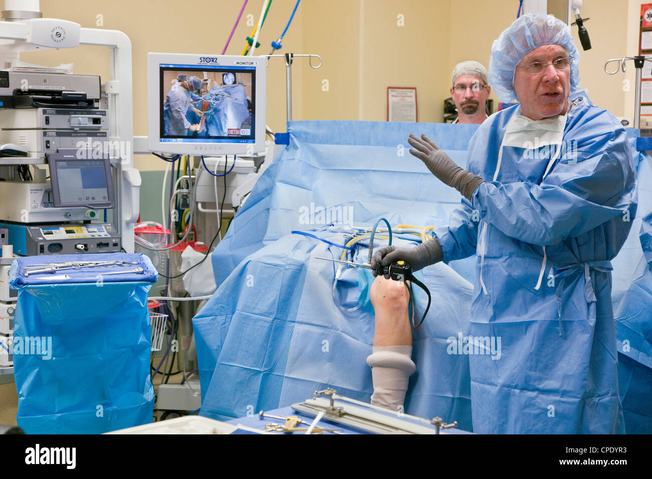 Dr. Robert Hunter, MD, orthopädischer Chirurg, zeigt eine simulierte arthroskopische Knie Sugery Besucher bei einem Tag der offenen Tür. Stockfoto